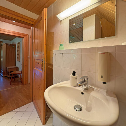 Kleines Bad mit Dusche und WC - Obergeschoss