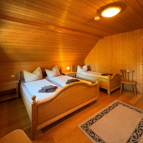 Schlafzimmer mit Doppelbett und Einzelbett - Obergeschoss