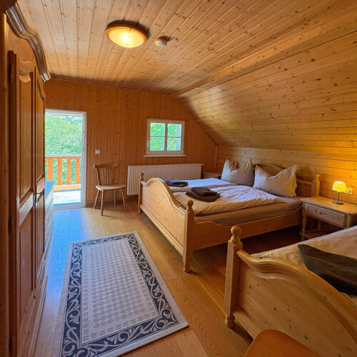Schlafzimmer mit Doppelbett und Einzelbett - Obergeschoss